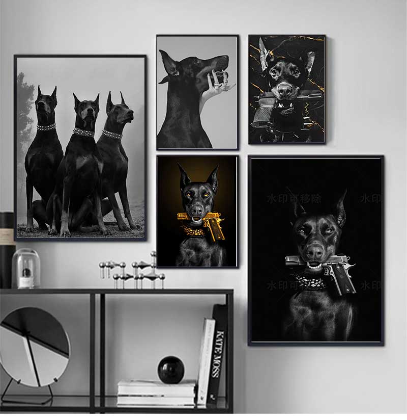 モダンファッションブラックドーベルマン犬と金色の銃のポスター - Photography Trend のレビューと価格
